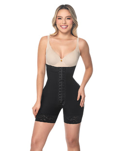 Modelo usando short faja colombiano strapless de media pierna sobre fondo blanco